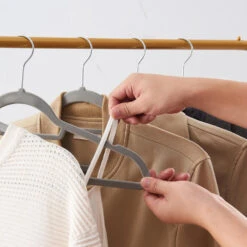 ACAZA Set Van 30 Anti-slip Kleerhangers, Fluweel, Kapstokken Met Broeklat, Grijs 8 ACAZA Set Van 30 Anti-slip Kleerhangers, Fluweel, Kapstokken Met Broeklat, Grijs -Opslag Meubelwinkel 1000046809 0102