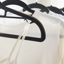 ACAZA Kunststof Kledinghangers - Antislip - Met Broeklat Of Roklat - Zwart 9 ACAZA Kunststof Kledinghangers - Antislip - Met Broeklat Of Roklat - Zwart -Opslag Meubelwinkel 1000065596 0103