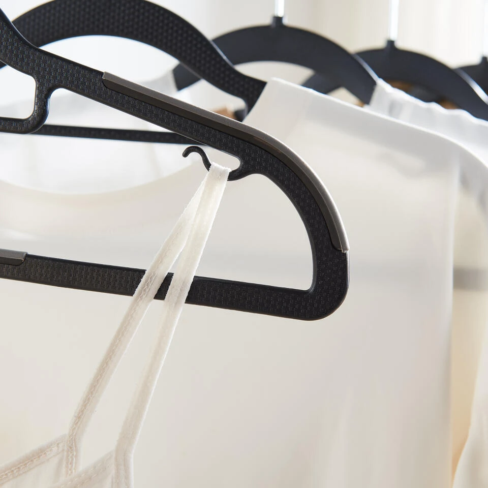 ACAZA Kunststof Kledinghangers - Antislip - Met Broeklat Of Roklat - Zwart 6 ACAZA Kunststof Kledinghangers - Antislip - Met Broeklat Of Roklat - Zwart - Afbeelding 4