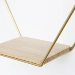 Driedubbel Zeshoekig Metalen Wandrek Met 3 Houten Plankjes - 40,5x41 Cm - Goud -Opslag Meubelwinkel 1000067185 0102