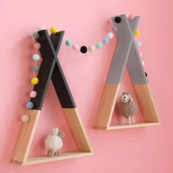 QUVIO Wandplank Driehoek -Hout - Zwart 7 QUVIO Wandplank Driehoek -Hout - Zwart -Opslag Meubelwinkel 1000074808 0101